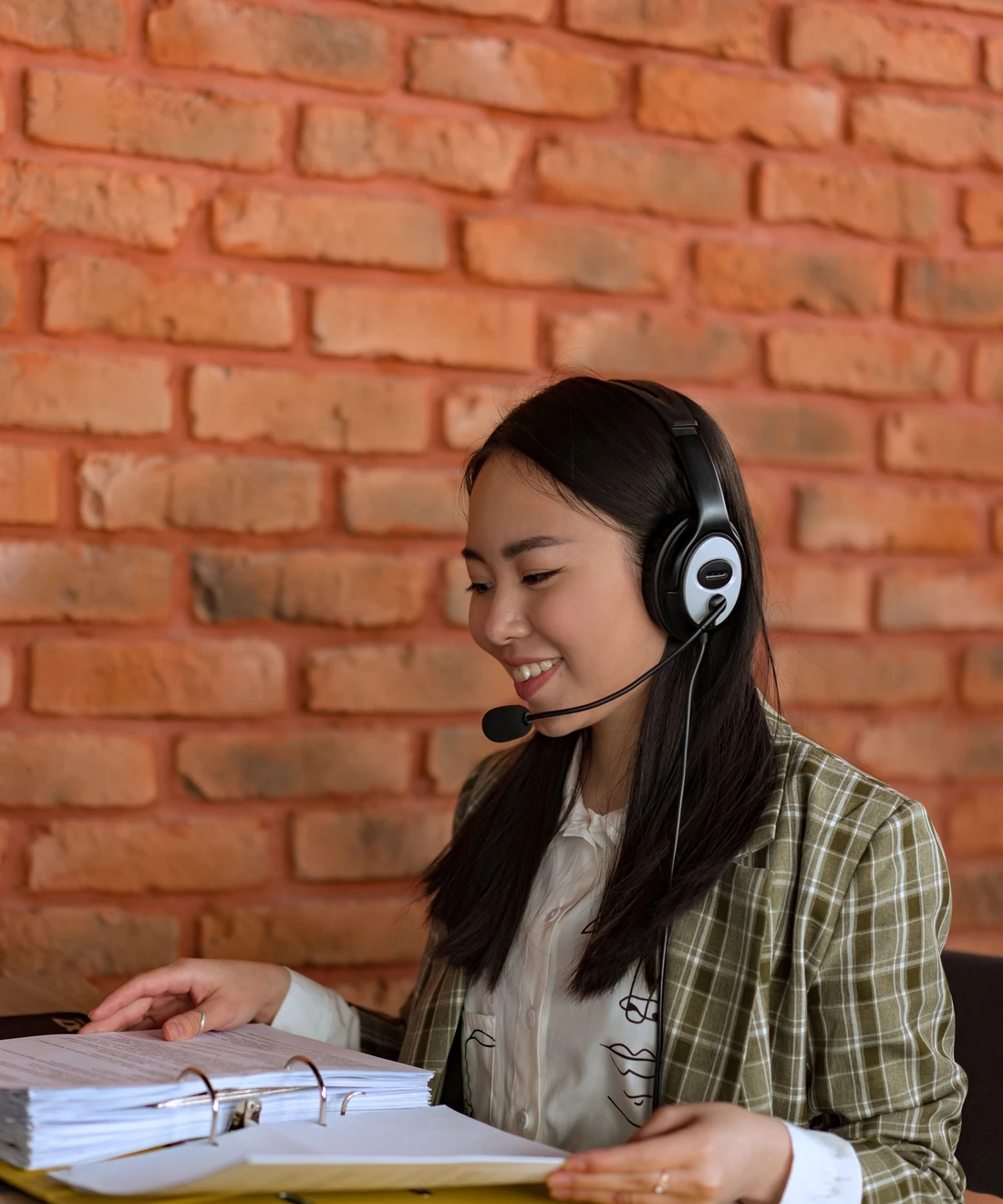 Professionelle Sprachmittlerin mit Headset bei der Arbeit