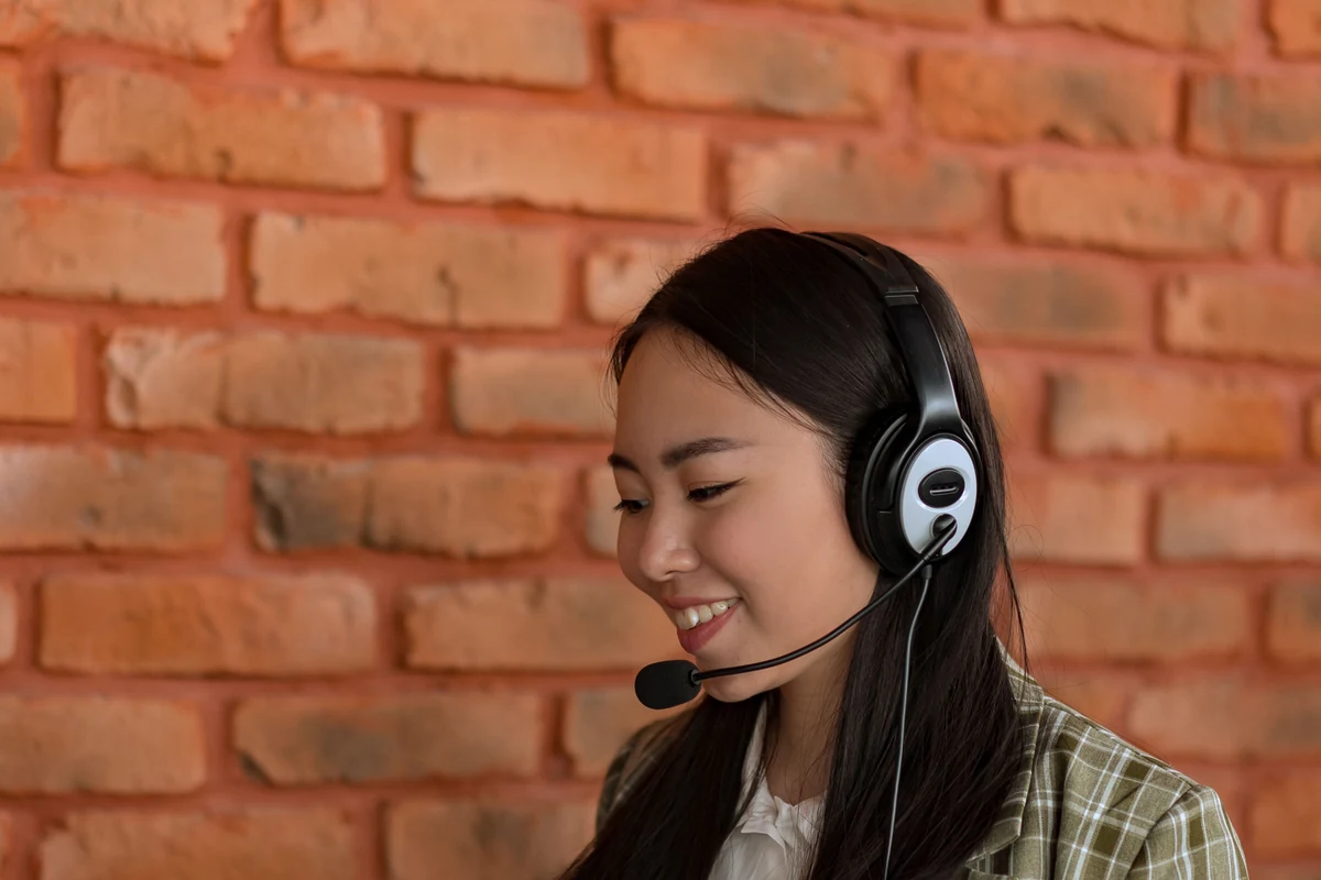 Sprachmittlerin mit Headset